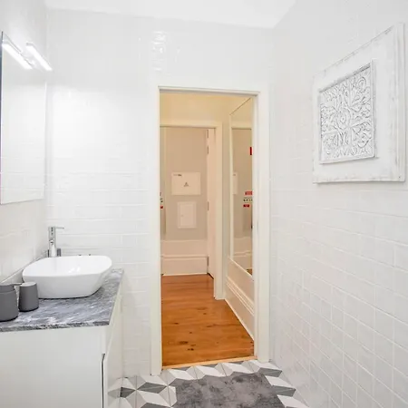 Liiiving In - Chic & Sweet Apartment